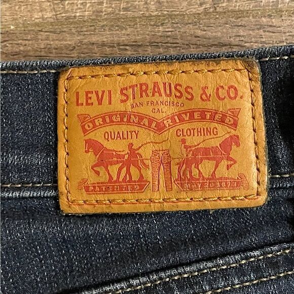 Women’s Levi’s, Mid-Rise, Dark-Wash, Cuffed, Denim Shorts. Size 27. - Picture 4 of 5